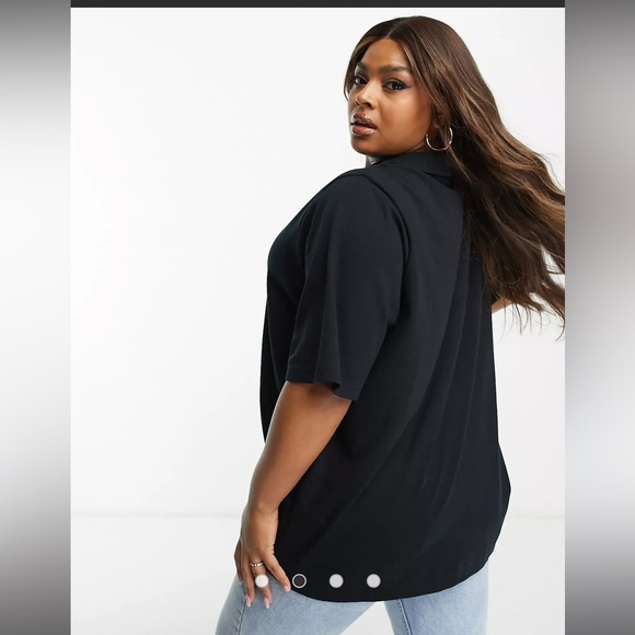 ASOS DESIGN Curve relaxed polo shirt with deep v in black - Picture 5 of 5